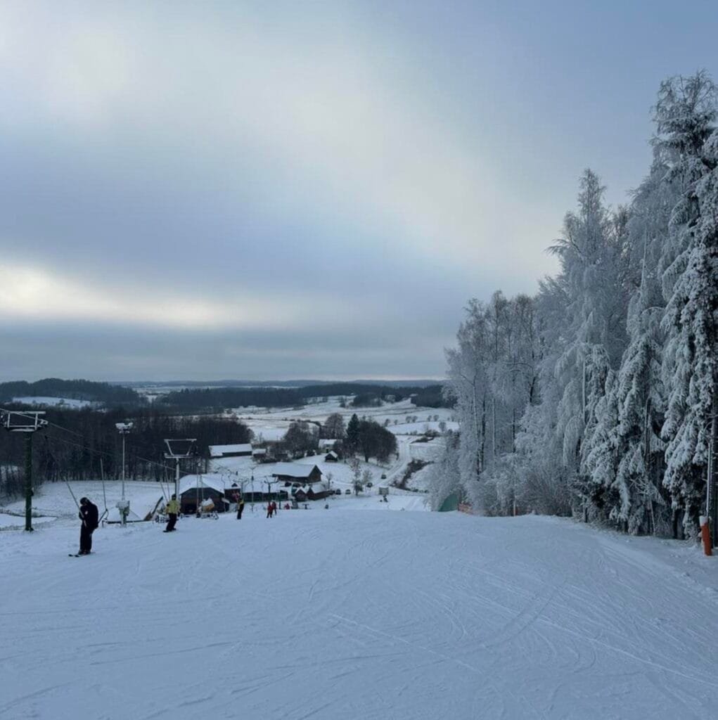 A wide view of the snowy Aukštagirė Hill ski slopes in the Šilalė district.